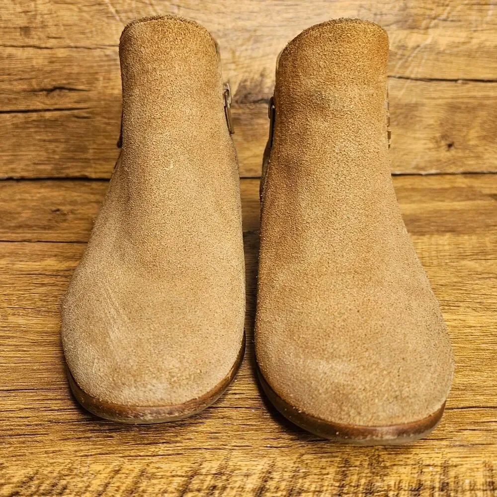 Jack Rogers Peyton Tan Suede ankle boot size 7M side zip